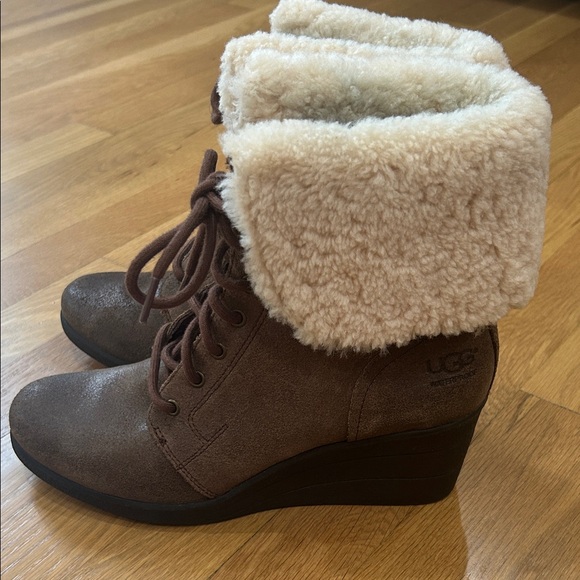 UGG Brown Lace-Up Winter Boots with Cream Fur Lining - Picture 7 of 13